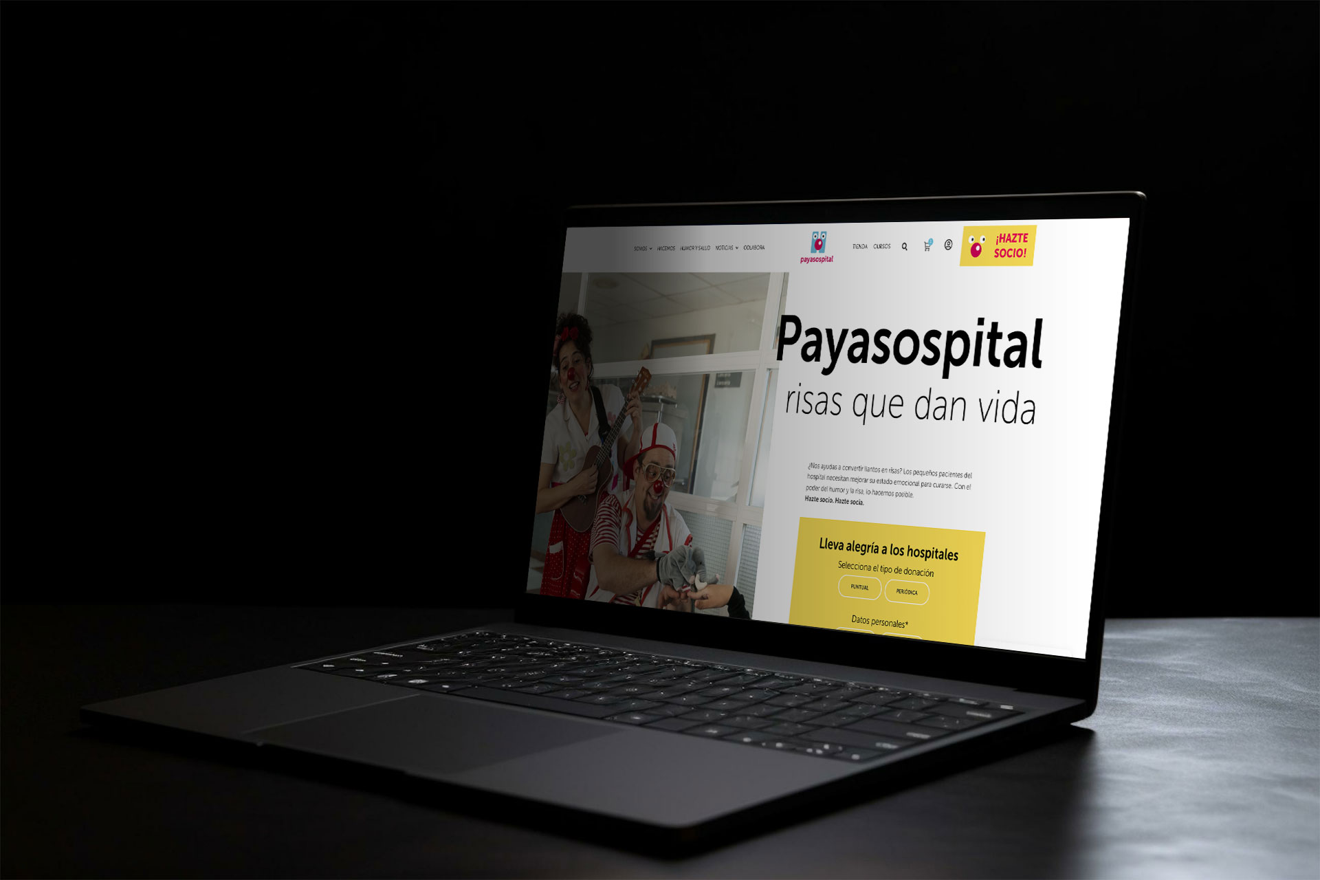 Visualización de la web de Payasospital en un laptop