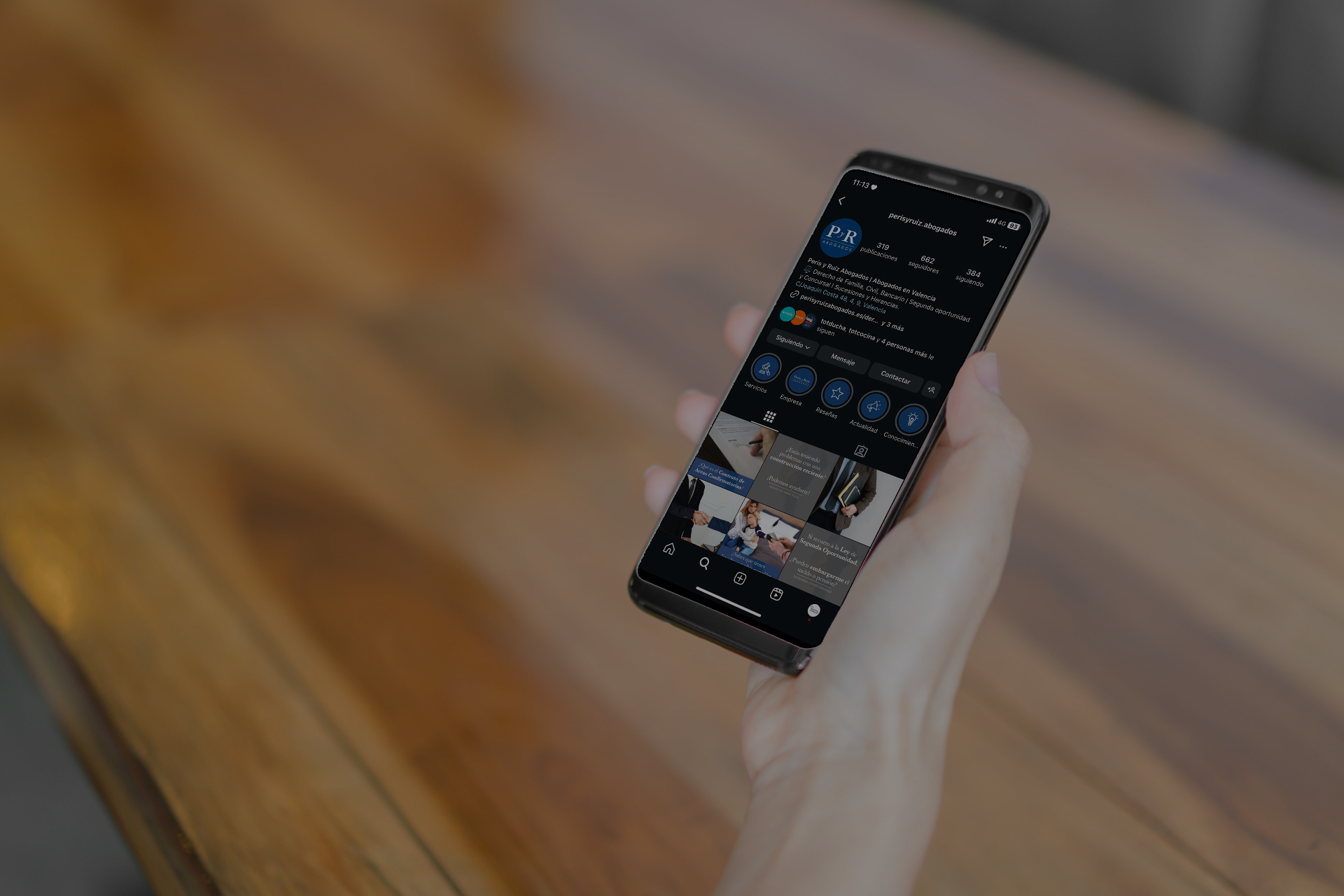 Visualización en un móvil del feed de Instagram de Peris y Ruíz Abogados