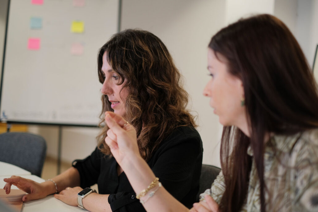 Sara y Vanessa comentando datos sobre un cliente de Lacomunicación