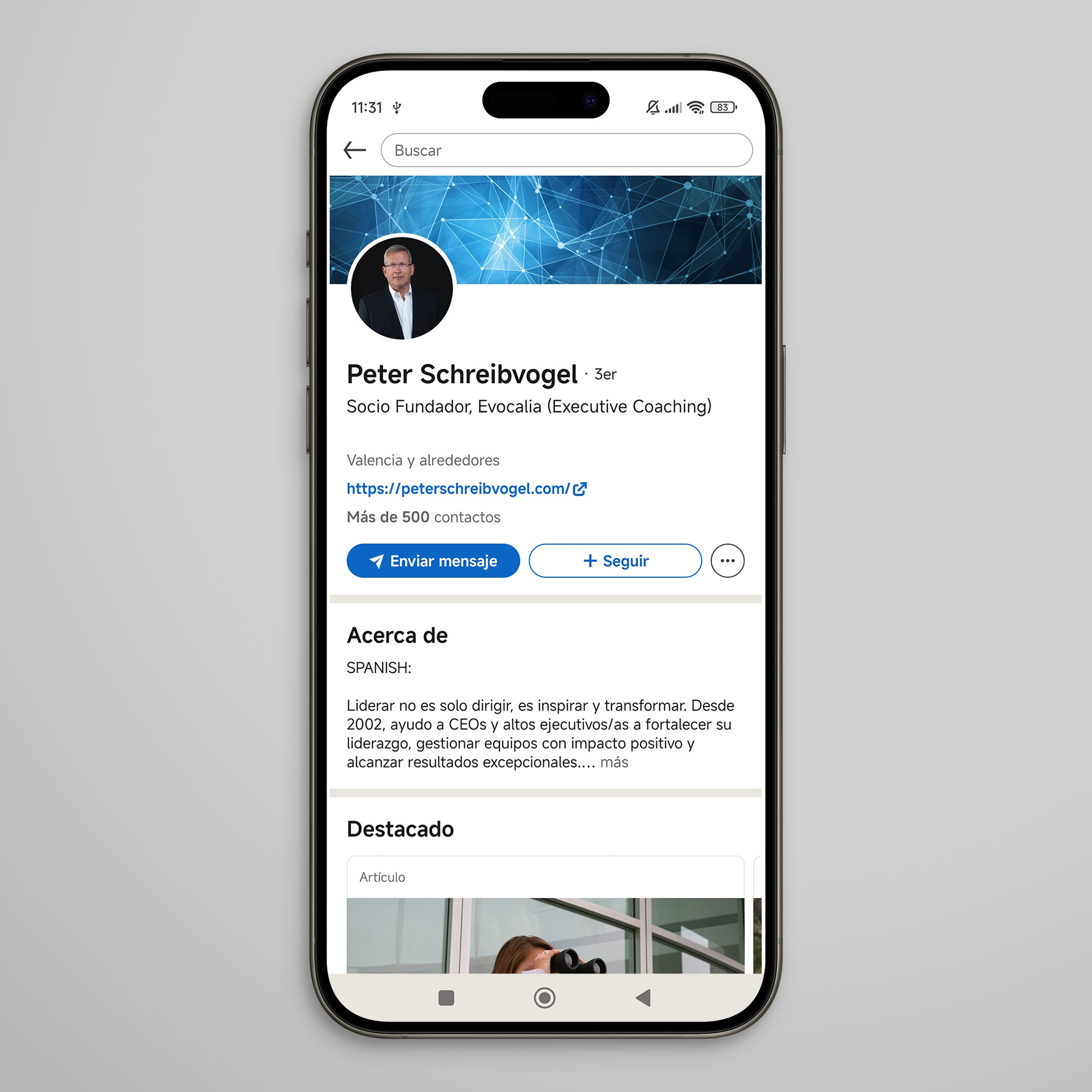 Mockup de un móvil con el fondo de pantalla del perfil de Linkedin de Peter Sheibvogel.