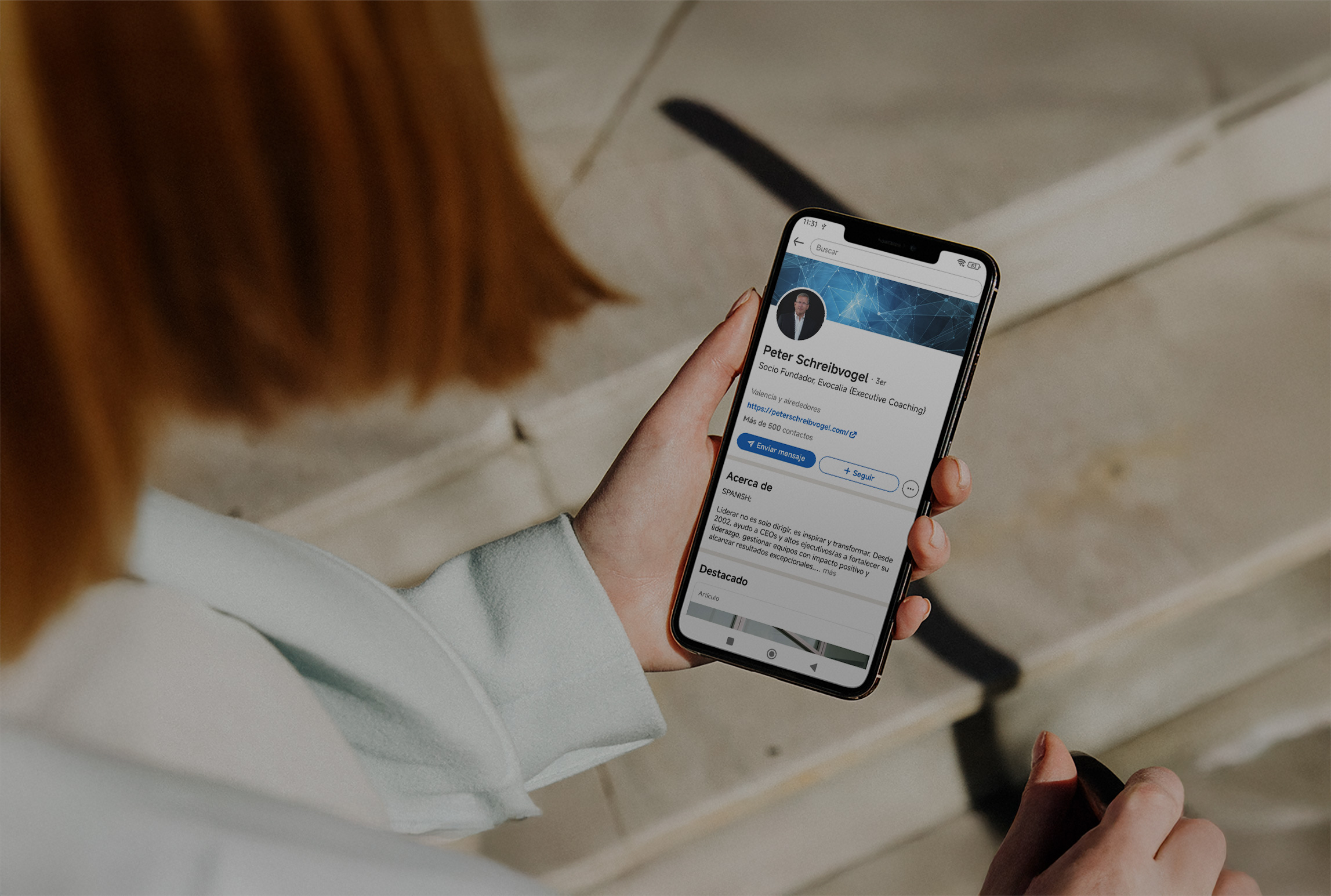 Perfil de LinkedIn de Peter Schreibvogel, fundador de Ecovital Executive Coaching, mostrado en un teléfono móvil.